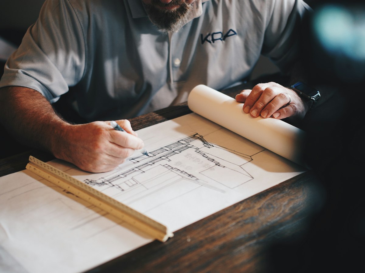 Técnico trabajando sobre planos de un edificio